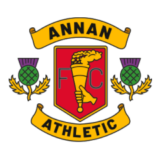 Έμβλημα της Άναν Αθλέτικ με κόκκινη ασπίδα, πυρσό και κορδέλες με το όνομα της ομάδας