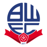 Έμβλημα της Μπόλτον Γουόντερερς με μπλε γράμματα BWFC, κόκκινη κορδέλα και τριαντάφυλλο