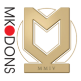Λογότυπο MK Dons με χρυσό γράμμα M και κόκκινη λεπτομέρεια